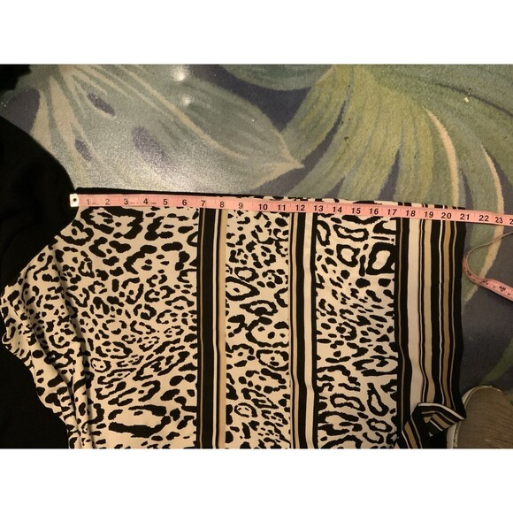 Chicos Women’s 4 US 2XL Unique Knit Cardigan w/Pockets Animal Print Back - Picture 10 of 11